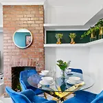 The Emerald Gem - Overlooking The Park Apartment *