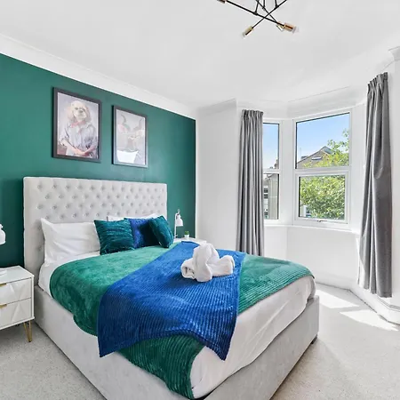 The Emerald Gem - Overlooking The Park Bristol