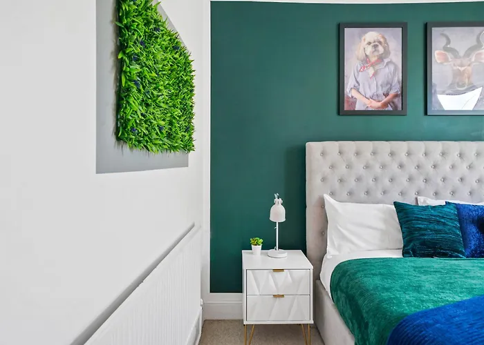 Апартаменти The Emerald Gem - Overlooking The Park