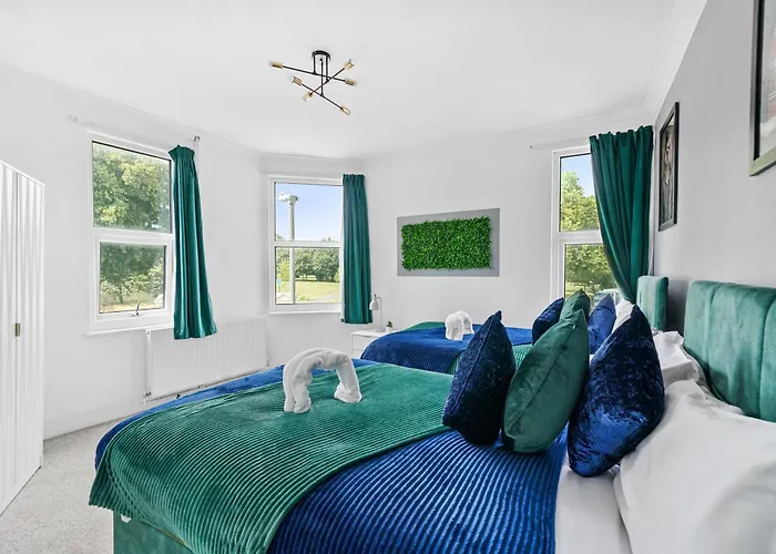 The Emerald Gem - Overlooking The Park *