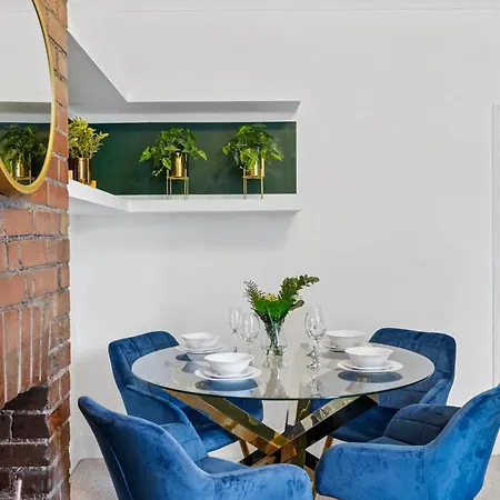 The Emerald Gem - Overlooking The Park Bristol