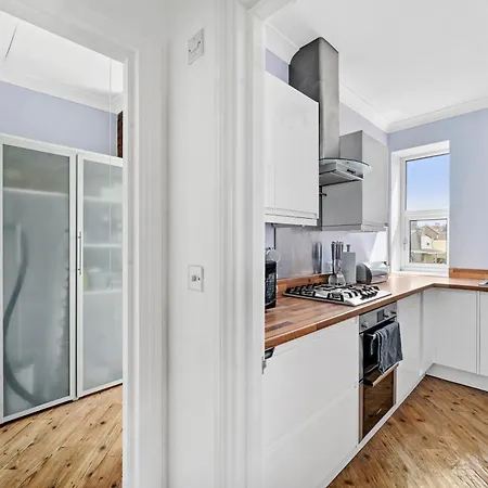 The Emerald Gem - Overlooking The Park Daire