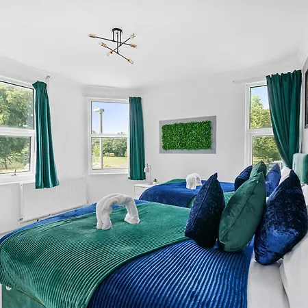 The Emerald Gem - Overlooking The Park *