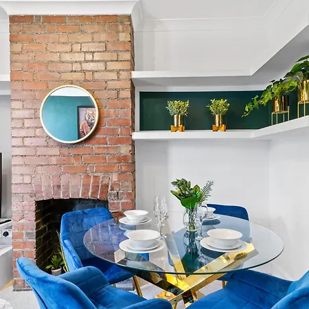 The Emerald Gem - Overlooking The Park Apartament *