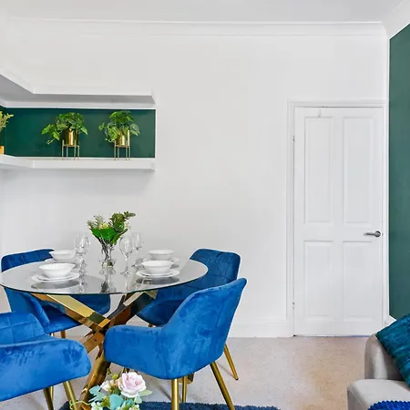 The Emerald Gem - Overlooking The Park Bristol