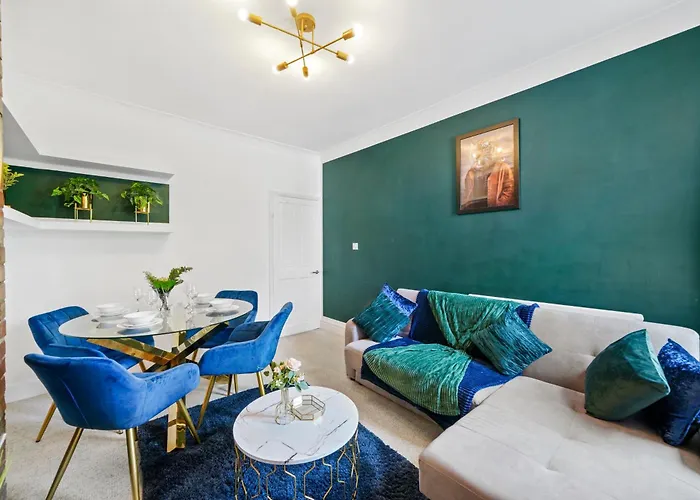 The Emerald Gem - Overlooking The Park *