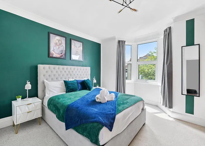 The Emerald Gem - Overlooking The Park Bristol